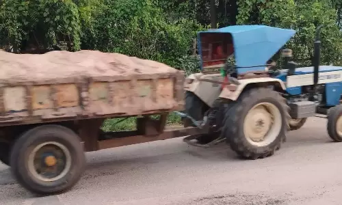 Andhra: डूसी पहुंच में अवैध रेत खनन बड़े पैमाने पर पाया गया Andhra: डूसी पहुंच में अवैध रेत खनन बड़े पैमाने पर पाया गया