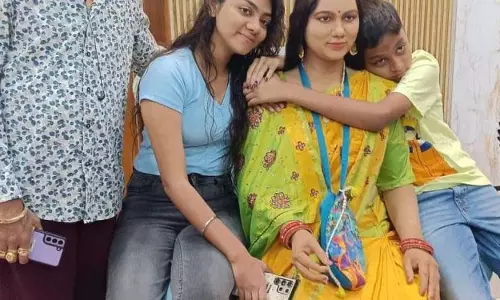 परिजनों ने घर में सिलिकॉन प्रतिमा लगाकर मृत महिला को किया याद