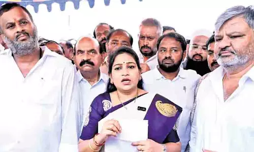 Andhra : छह वर्षीय बच्ची के अपहरण और हत्या के आरोप में मां-बेटी और नाबालिग लड़के को हिरासत में लिया गया Andhra : छह वर्षीय बच्ची के अपहरण और हत्या के आरोप में मां-बेटी और नाबालिग लड़के को हिरासत में लिया गया