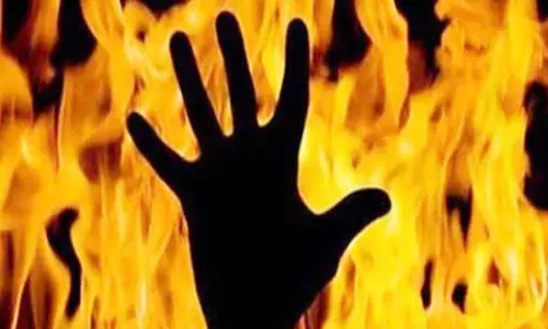 कोल्ड ड्रिंक की बोतल में पेट्रोल, युवक भड़का, आग का गोला बनी युवती
