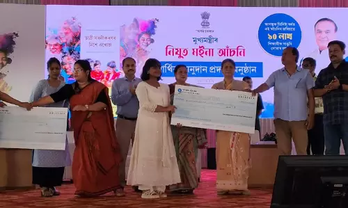 Assam : गोलाघाट में मुख्यमंत्री निजुत मोइना असोनी के तहत चेक वितरित किए