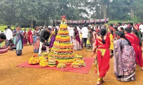 Telangana के ग्रामीणों ने राडार स्टेशन को रोकने के लिए बतुकम्मा बजाया