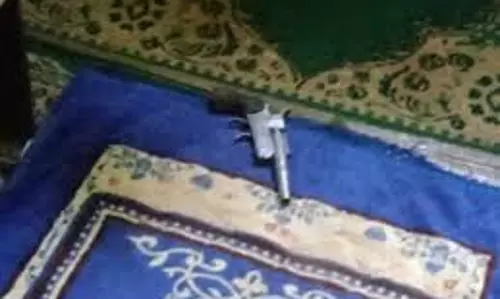 Meerut: मस्जिद में गोली चलने से हंगामा मचा, इमाम को मारी गोली Meerut: मस्जिद में गोली चलने से हंगामा मचा, इमाम को मारी गोली