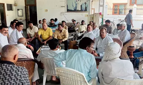 Haryana : उम्मीदवारों के मूल्यांकन में लगे रहने के दौरान चुनाव अधिकारी दस्तावेजों की जांच