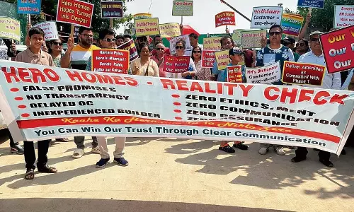 Haryana : गुरुग्राम में 500 घर खरीदारों ने कब्जे में देरी के विरोध में प्रदर्शन किया
