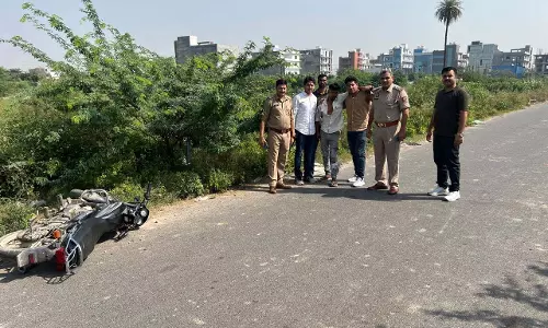 पुलिस ने 25 हजार के इनामी बदमाश को दबोचा, बिना नंबर प्लेट की बाइक और हथियार बरामद