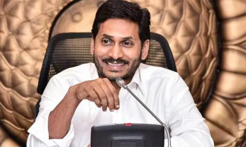 जगन ने YSRCP कार्यकर्ता को सांत्वना दी जगन ने YSRCP कार्यकर्ता को सांत्वना दी