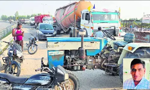 PSPCL के पूर्व कर्मचारी की जलने से मौत, परिवार ने विरोध में शव सड़क पर रखा PSPCL के पूर्व कर्मचारी की जलने से मौत, परिवार ने विरोध में शव सड़क पर रखा