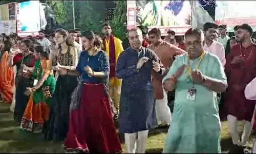 Navsari : नवरात्रि पर पारंपरिक परिधान में नजर आए आईएएस-आईपीएस जोड़े