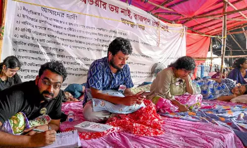 RG Kar Case: जूनियर डॉक्टरों का आमरण अनशन जारी, न्याय और कार्यस्थल सुरक्षा की मांग