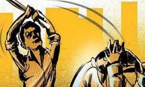 Alwar: शराब के नशे में मजदूरी करके घर लौट रहे युवक के सिर पर फोड़ी 6 बोतलें, अस्पताल में भर्ती