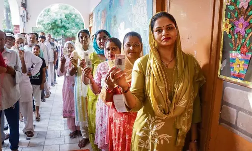 Haryana की हॉट सीटों पर मतदान अधिक शहरी क्षेत्रों में छुट्टियों के कारण मतदान में कमी Haryana की हॉट सीटों पर मतदान अधिक शहरी क्षेत्रों में छुट्टियों के कारण मतदान में कमी