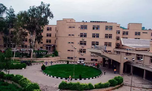 Tanda College के शिक्षकों ने छुट्टियों में कटौती का विरोध किया