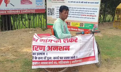 ट्रायसायकल में दिव्यांग का अनोखा प्रदर्शन, कहा - इच्छामृत्यु के लिए मजबूर हूं ट्रायसायकल में दिव्यांग का अनोखा प्रदर्शन, कहा - इच्छामृत्यु के लिए मजबूर हूं