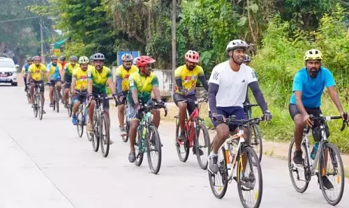 KERALA : त्रिशूर कलेक्टर ने सड़क मरम्मत कार्य का निरीक्षण करने के लिए