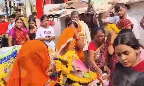 गाय की मौत पर रोया परिवार, निकाली गई अंतिम यात्रा