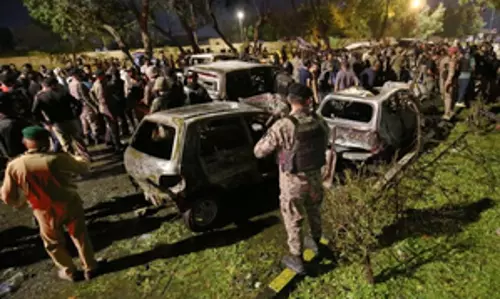 Karachi blast में दो चीनी नागरिकों सहित कई लोग मारे गए