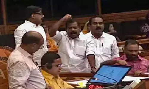 KERALA : यूडीएफ विधायकों ने तारांकित प्रश्नों को लेकर स्पीकर के आसन के पास प्रदर्शन