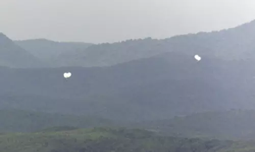 उत्तर कोरिया ने दक्षिण कोरिया की ओर और अधिक कचरा गुब्बारे भेजे: Army उत्तर कोरिया ने दक्षिण कोरिया की ओर और अधिक कचरा गुब्बारे भेजे: Army