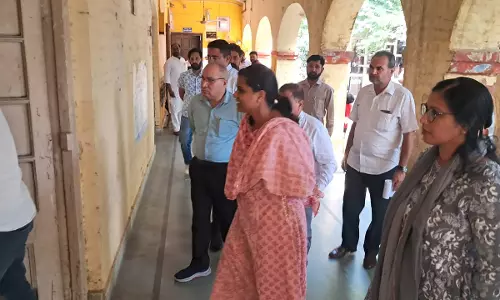 Ganganagar: जिला कलेक्टर ने किया विभिन्न शाखाओं का निरीक्षण कार्मिकों को दिए निष्ठावान Ganganagar: जिला कलेक्टर ने किया विभिन्न शाखाओं का निरीक्षण कार्मिकों को दिए निष्ठावान