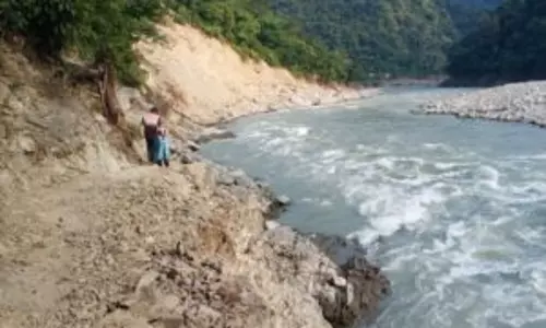 Champawat: पंचेश्वर महादेव मंदिर  मार्ग क्षतिग्रस्त, जान हथेली पर रख मंदिर पहुंच रहे हैं भक्त
