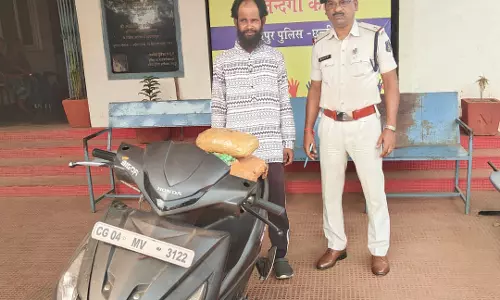 आरंग-मंदिरहसौद रोड में पकड़ाया गांजा तस्कर आरंग-मंदिरहसौद रोड में पकड़ाया गांजा तस्कर