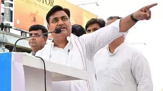 Jaipur: कांग्रेस नेताओं ने डोटासरा से उनके आवास पर मुलाकात की Jaipur: कांग्रेस नेताओं ने डोटासरा से उनके आवास पर मुलाकात की