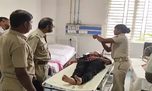 Subarnapur में लड़की ने तेल नदी में छलांग लगा दी