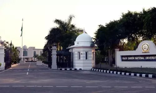 Patiala लॉ यूनिवर्सिटी के छात्र भूख हड़ताल पर, कुलपति को हटाने की मांग Patiala लॉ यूनिवर्सिटी के छात्र भूख हड़ताल पर, कुलपति को हटाने की मांग