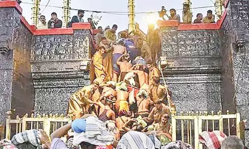 Karnataka: अयप्पा वृताधारियों ने सबरीमाला यात्रा के लिए पहले की तारीखें तय कीं Karnataka: अयप्पा वृताधारियों ने सबरीमाला यात्रा के लिए पहले की तारीखें तय कीं