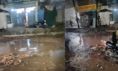 Telangana: फ्लाईओवर के नीचे खराब सड़कों को लेकर निवासियों ने जताई निराशा