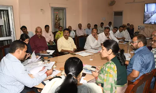 Churu: जिला कलेक्टर अभिषेक सुराणा ने अधिकारियों को दिए निर्देश