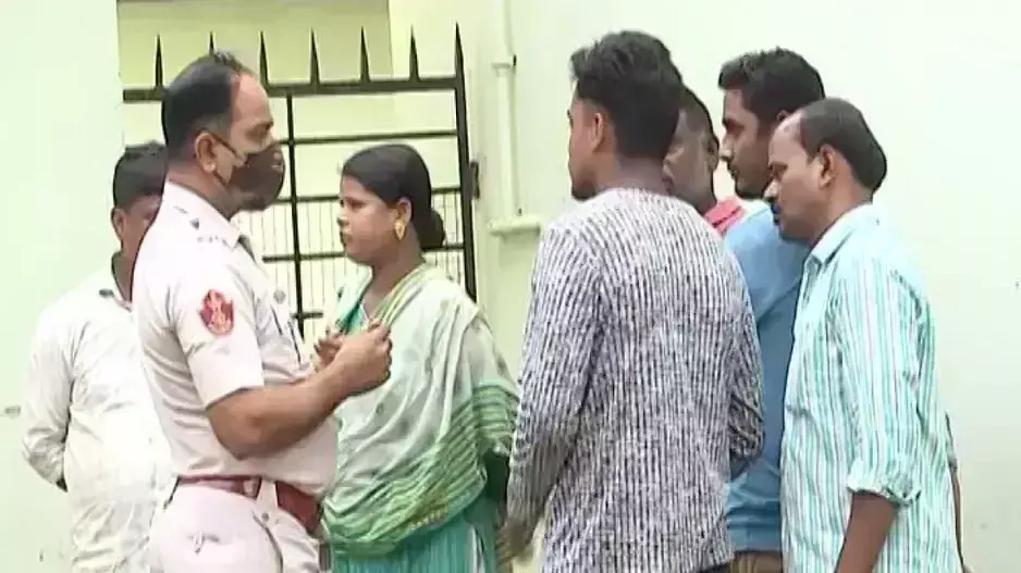 क्रिकेट बैट से हमला किए गए युवक की Bhubaneswar के अस्पताल में मौत, परिवार ने किया प्रदर्शन क्रिकेट बैट से हमला किए गए युवक की Bhubaneswar के अस्पताल में मौत, परिवार ने किया प्रदर्शन