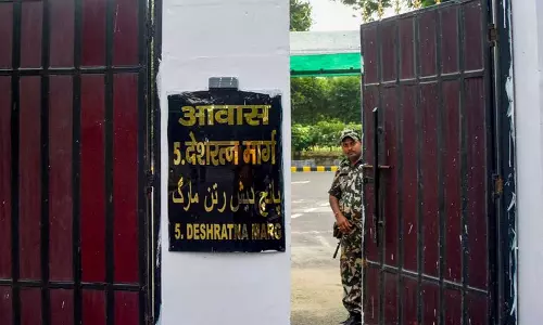 NDA ने तेजस्वी के खाली किए गए बंगले से सामान चोरी होने का आरोप लगाया, RJD ने पलटवार किया NDA ने तेजस्वी के खाली किए गए बंगले से सामान चोरी होने का आरोप लगाया, RJD ने पलटवार किया