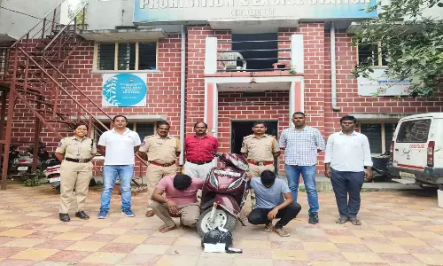 Hyderabad में गांजा मामले में एक दंपत्ति समेत चार लोगों को हिरासत में लिया गया Hyderabad में गांजा मामले में एक दंपत्ति समेत चार लोगों को हिरासत में लिया गया