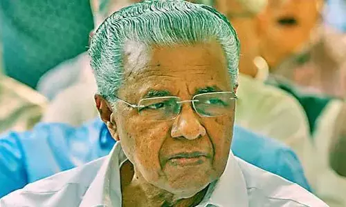 Kerala CM ने सभी क्षेत्रों में श्रम कानूनों के सख्त क्रियान्वयन का आह्वान किया Kerala CM ने सभी क्षेत्रों में श्रम कानूनों के सख्त क्रियान्वयन का आह्वान किया