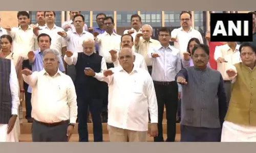 Gujarat CM भूपेंद्र पटेल ने अन्य कैबिनेट मंत्रियों के साथ भारत विकास शपथ ली