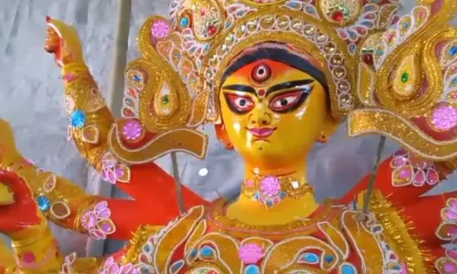 Assam के कलाकार ने परिवार की दुर्गा प्रतिमा बनाने की विरासत को जीवित रखते हुए नया प्रयोग किया Assam के कलाकार ने परिवार की दुर्गा प्रतिमा बनाने की विरासत को जीवित रखते हुए नया प्रयोग किया