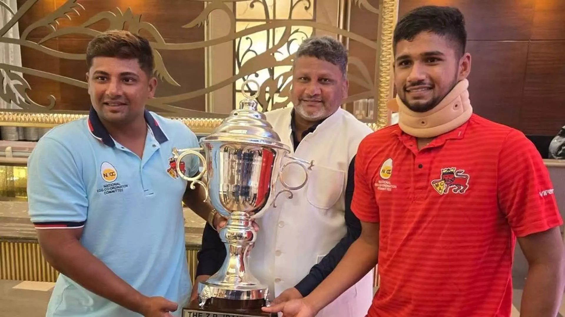 चोटिल मुशीर खान और सरफराज खान ने पिता के साथ मनाया Irani Cup जीत का जश्न