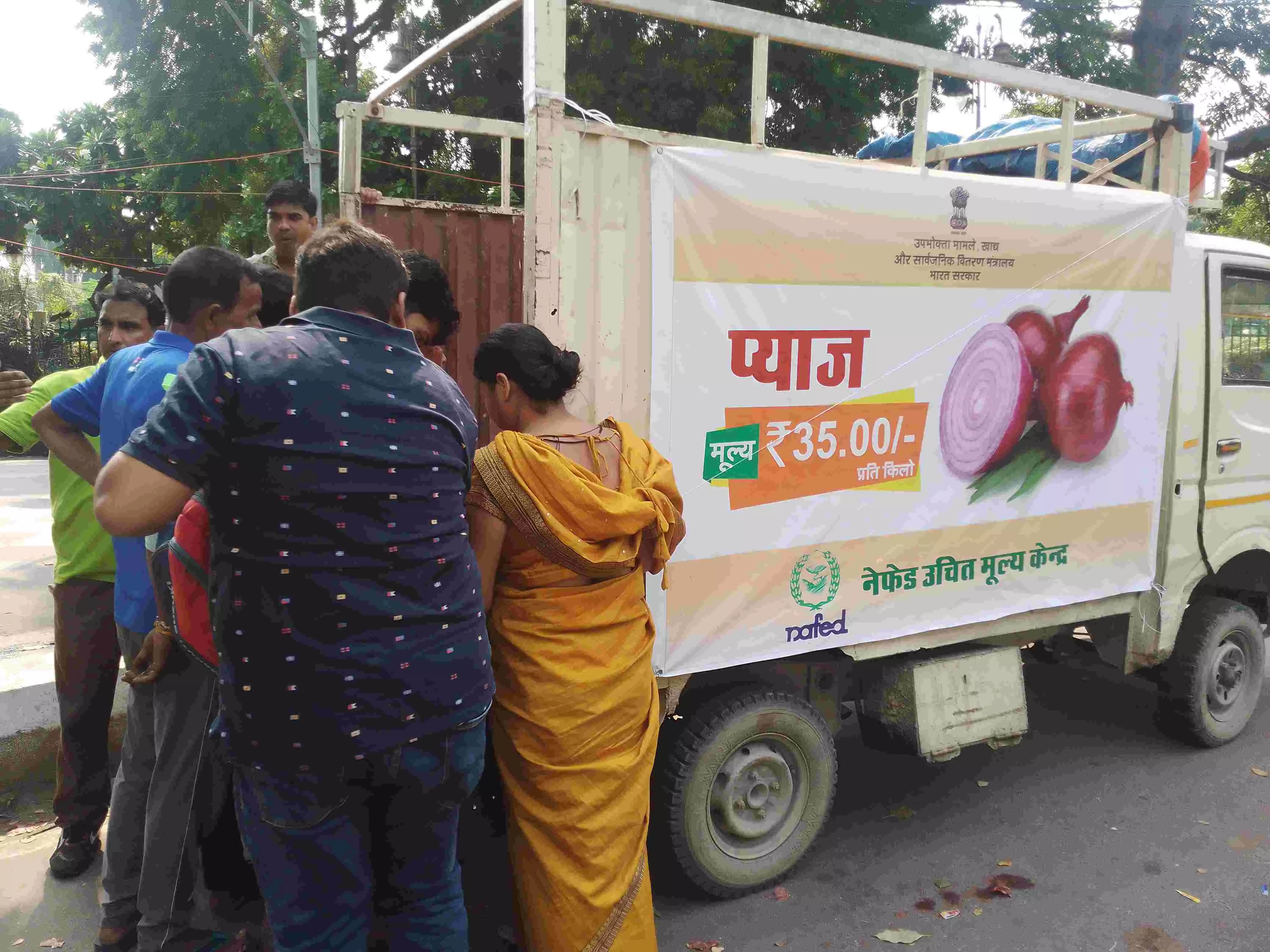 Lucknow की सड़कों पर नेफेड उचित मूल्य केंद्र का संचालन किया गया