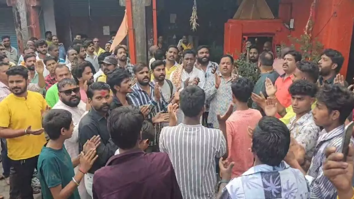 Indore: हनुमान मंदिर के बाहर एक युवक ने कर दी पेशाब, हिन्दू संगठनों ने किया प्रदर्शन