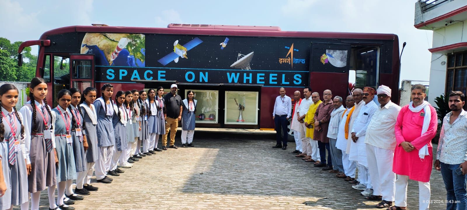 Space on Wheels कार्यक्रम के तहत बच्चों ने अंतरिक्ष गतिविधियों की जानकारी ली