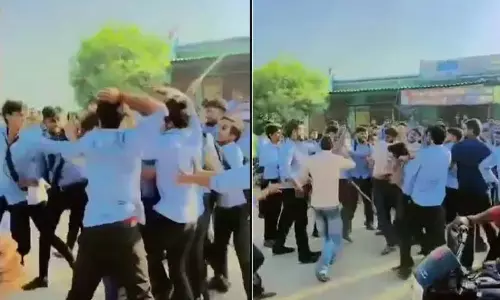 कॉलेज के गेट में चले डंडे और हॉकी, बड़ी घटना के बाद भी प्रबंधक की चुप्पी