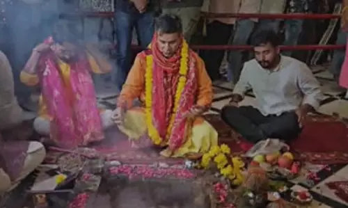 नतीजे आने से पहले रविंदर रैना ने महाकाली मंदिर में किया हवन नतीजे आने से पहले रविंदर रैना ने महाकाली मंदिर में किया हवन
