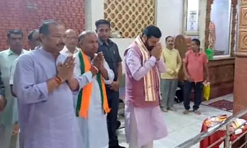 भाजपा प्रत्याशियों के साथ कुरुक्षेत्र के दक्षिणमुखी हनुमान मंदिर में पूजा अर्चना करने पहुंचे नायब सिंह सैनी