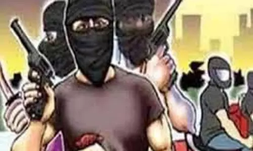 UP News: बेटी को गन प्वाइंट पर लेकर लूट