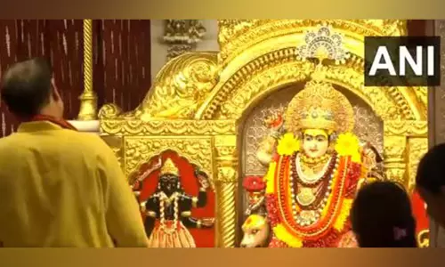 नवरात्रि के छठे दिन Delhi के झंडेवालान माता मंदिर में आरती की गई नवरात्रि के छठे दिन Delhi के झंडेवालान माता मंदिर में आरती की गई