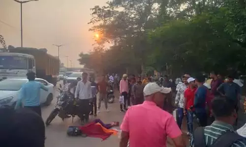 स्कूटी से रायपुर के लिए निकली युवती की सड़क हादसे में मौत