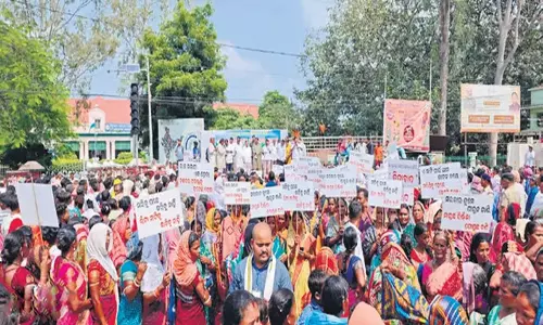 Odisha: चकदार परियोजना के विरोध में आंदोलनकारियों ने कलेक्ट्रेट का घेराव किया Odisha: चकदार परियोजना के विरोध में आंदोलनकारियों ने कलेक्ट्रेट का घेराव किया