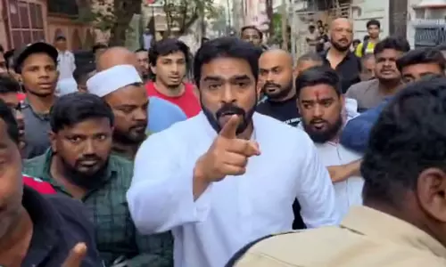 Telangana: हैदराबाद में एमआईएम और कांग्रेस नेताओं के बीच झड़प Telangana: हैदराबाद में एमआईएम और कांग्रेस नेताओं के बीच झड़प